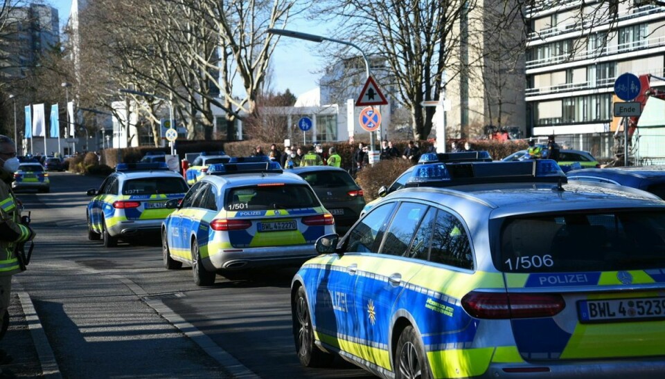 En række politibiler holder uden for Heidelbergs Universitet mandag eftermiddag. Flere på universitetet meldes såret af skud. Angriberen er død, oplyser tysk politi.