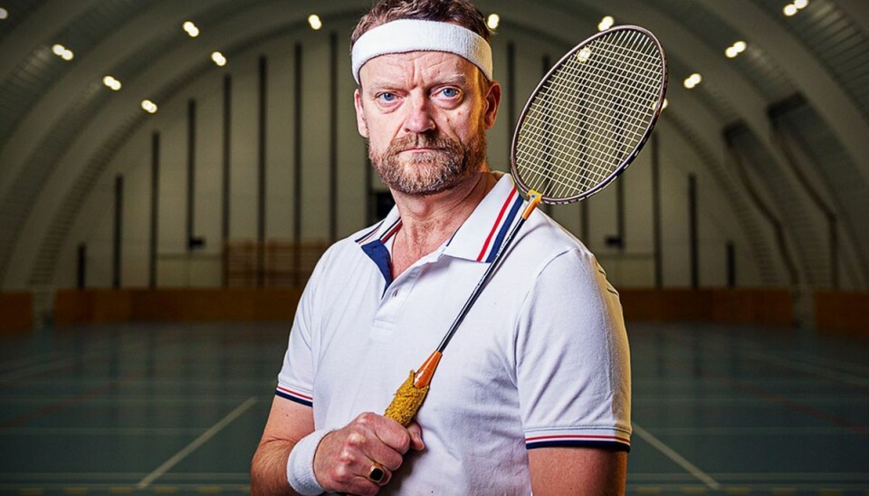 I programserien 'Frank Hvam: Make Badminton Great Again' ser komikeren på, hvad Danmark har opnået inden for badminton, og hvordan sporten har udviklet sig gennem tiden i jagten på at finde den formel, vi har i Danmark, som igen og igen har sikret os sejren. I programserien 'Frank Hvam: Make Badminton Great Again' ser komikeren på, hvad Danmark har opnået inden for badminton, og hvordan sporten har udviklet sig gennem tiden i jagten på at finde den formel, vi har i Danmark, som igen og igen har sikret os sejren.