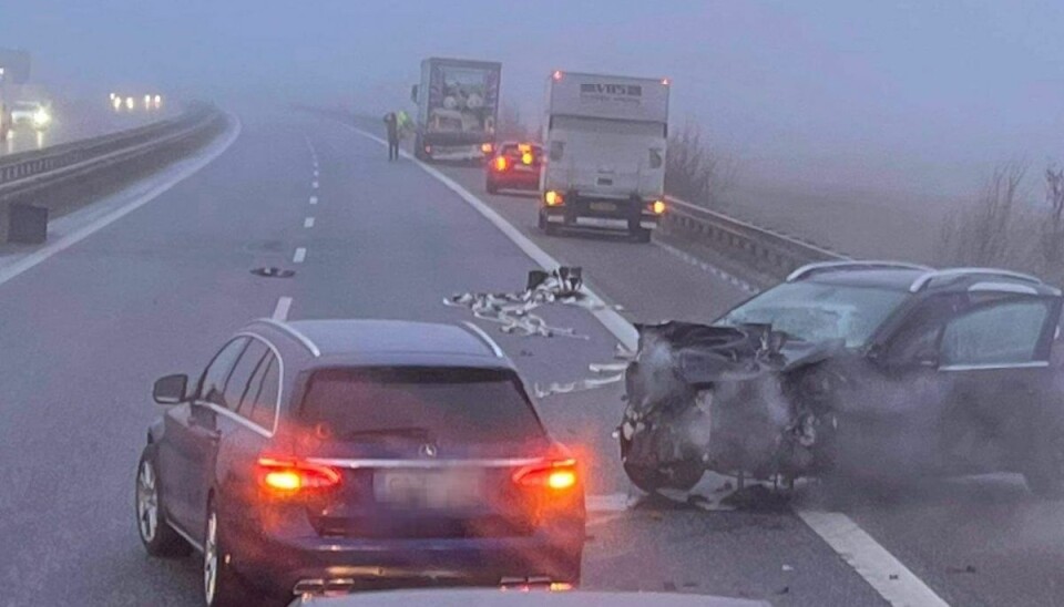 Bilen blev helt smadret ved uheldet. Bilen blev helt smadret ved uheldet.