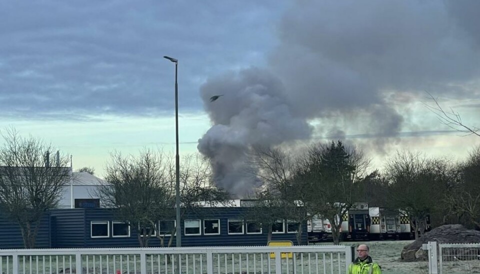 En brand udsender kraftig røg En brand udsender kraftig røg