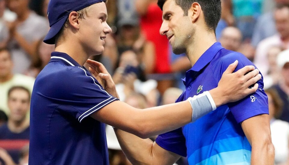 Holger Rune og Novak Djokovic mødtes sidste år i første runde af US Open, hvor det blev til en sejr til serberen. Her ses de to efter kampen.