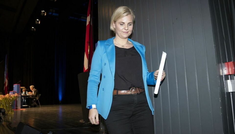 Merete Dea Larsen forlader scenen efter sin tale til Dansk Folkeparti's ekstraordinære årsmøde i Herning søndag.