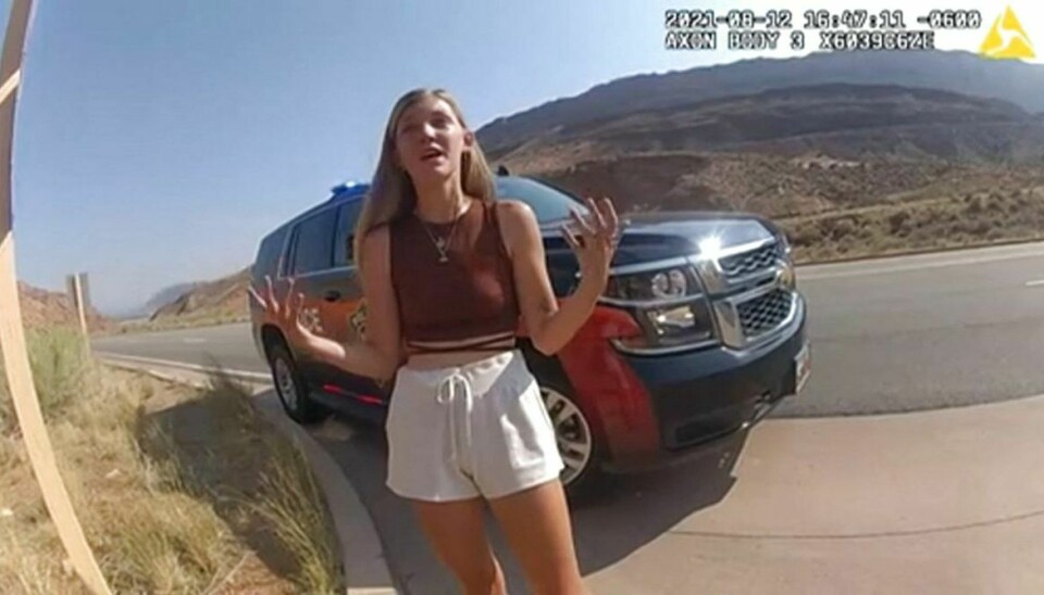 Gabby Petito ses her i samtale med politiet i Moab i delstaten Utah. Parret skændtes offentligt flere gange, og et vidne har anmeldt at have set Brian slå Gabby.