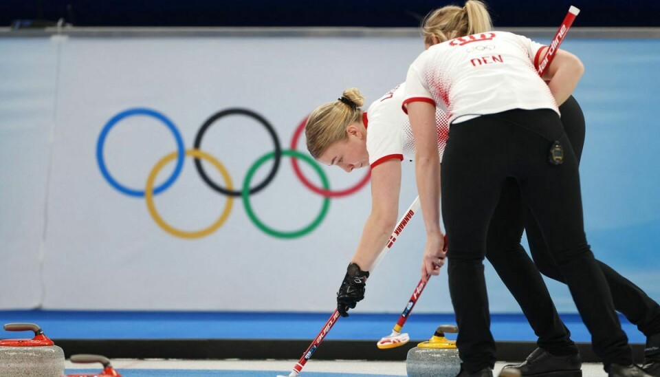 My Larsen (til venstre) og resten af det danske curlinglandshold har en sejr efter tre kampe ved OL.