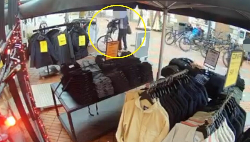Det koksede fuldstændig for tyven, som forsøgte at stikke af med cykelkurven fuld af stjålne trøjer.