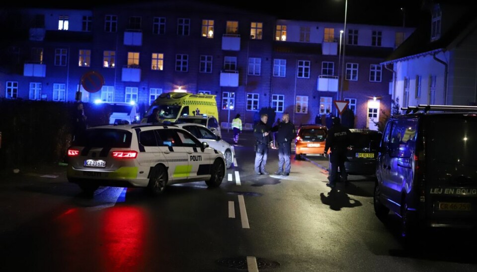 Det er her på Vennelbogade i Hjørring, der er stort politiopbud søndag aften. Også en ambulance er ankommet. Det er her på Vennelbogade i Hjørring, der er stort politiopbud søndag aften. Også en ambulance er ankommet.