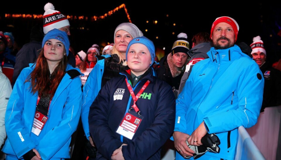 Den norske kronprinsfamilie deler interessen for skisport. Her ses de på tilskuerpladserne ved det alpine VM i Sverige i 2019. Den norske kronprinsfamilie deler interessen for skisport. Her ses de på tilskuerpladserne ved det alpine VM i Sverige i 2019.