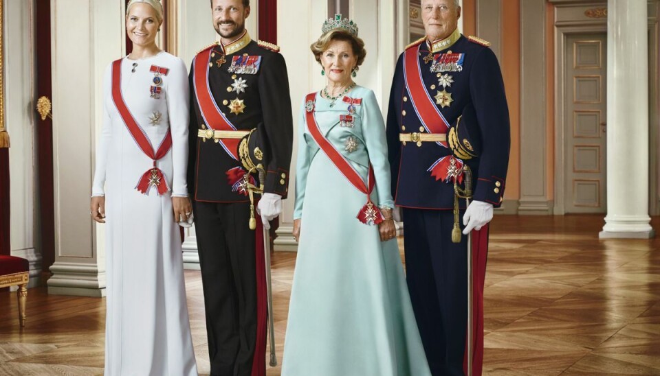 Fra venstre ses her kronprinsesse Mette-Marit, kronprins Haakon, dronning Sonja og kong Harald. Fra venstre ses her kronprinsesse Mette-Marit, kronprins Haakon, dronning Sonja og kong Harald.
