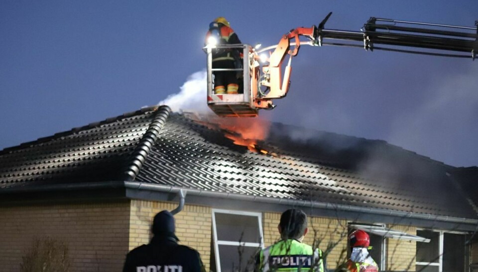 Branden havde spredt sig til taget da brandfolkene ankom.