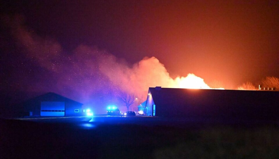 Forbipasserende så flammerne Det er stuehuset, der står i flammer, lyder det fra politiet