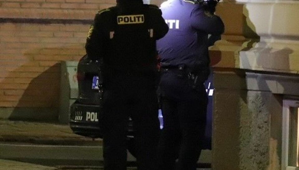 En mand er blevet bragt til sygehuset efter at være blevet skudt af politiet. En mand er blevet bragt til sygehuset efter at være blevet skudt af politiet.