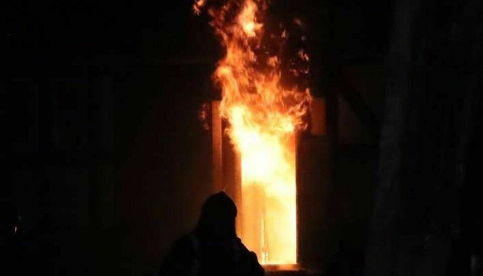 En voldsom brand er brudt ud i en villa i Ebeltoft.