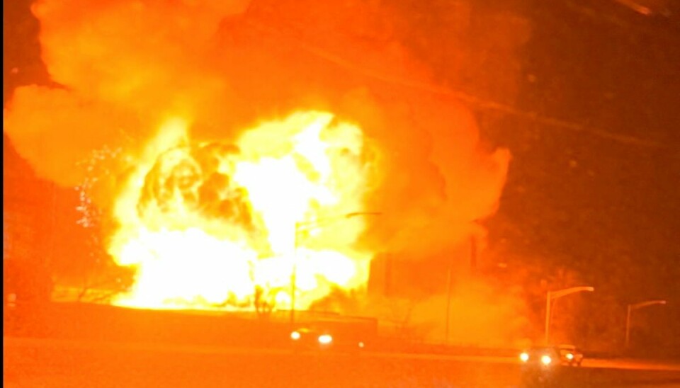 En voldsom brand er brudt ud i en fabrik, der fremstiller kemikalier til swimmingpools. En voldsom brand er brudt ud i en fabrik, der fremstiller kemikalier til swimmingpools.