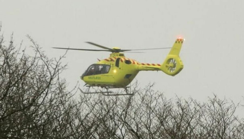 En akutlægehelikopter bragte drengen til Rigshospitalet. En akutlægehelikopter bragte drengen til Rigshospitalet.