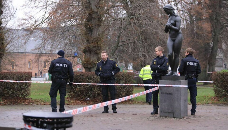 En 34-årig mand blev fundet død i Rådhusparken i Aarhus i slutningen af året. Han var blevet kvalt. En 34-årig mand blev fundet død i Rådhusparken i Aarhus i slutningen af året. Han var blevet kvalt.