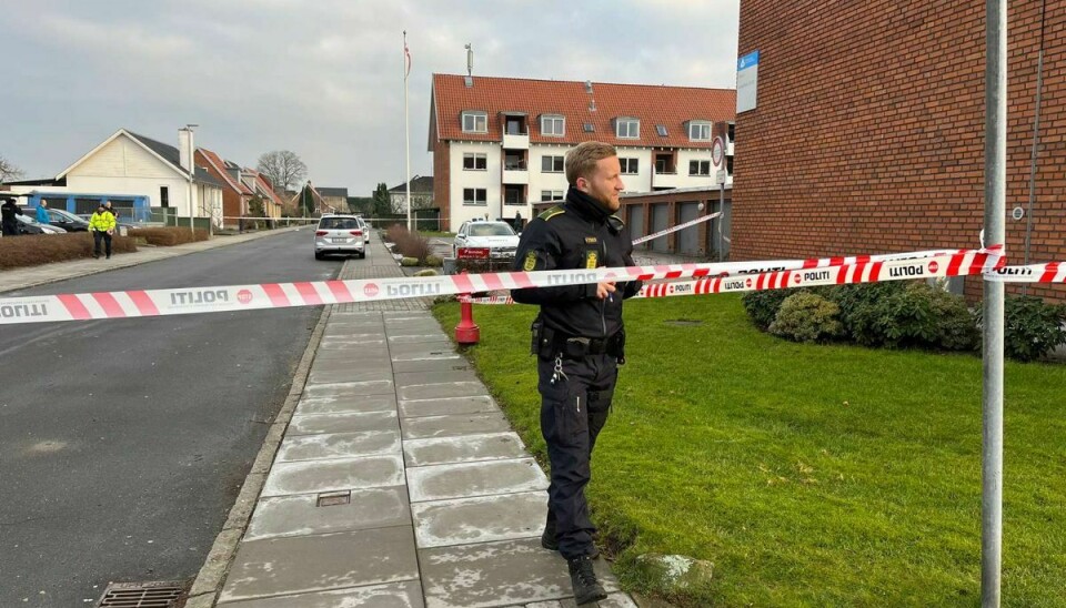 Mandag var politiet massivt til stede efter et dødsfund på Langelinje i Silkeborg