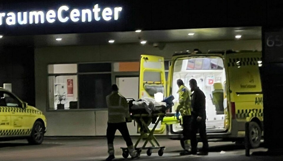 To unge mænd blev hastet til Odense Universitetshospital med politieskorte.