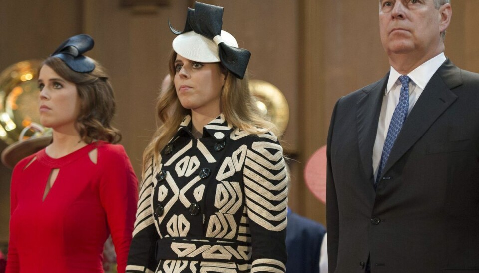 Ryger prinsesserne med i faldet? Andrew ses her sammen med sine døtre, prinsesse Eugenie (tv) og prinsesse Beatrice.