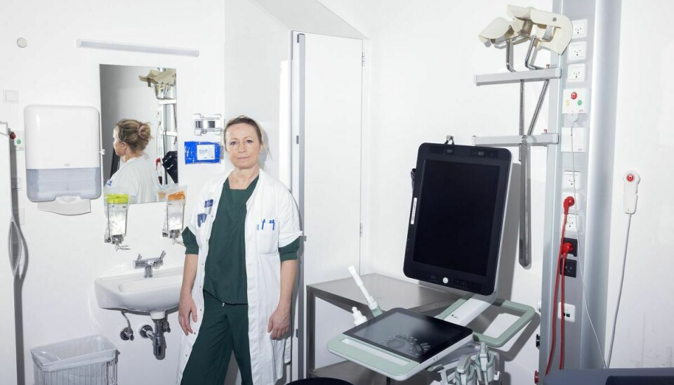 Signe Sofienberg Harving, der er kirurg på afdeling for urinvejssygdomme på Herlev og Gentofte Hospital, opererer markant mindre, end hun er vant til, på grund af manglen på sygeplejersker.