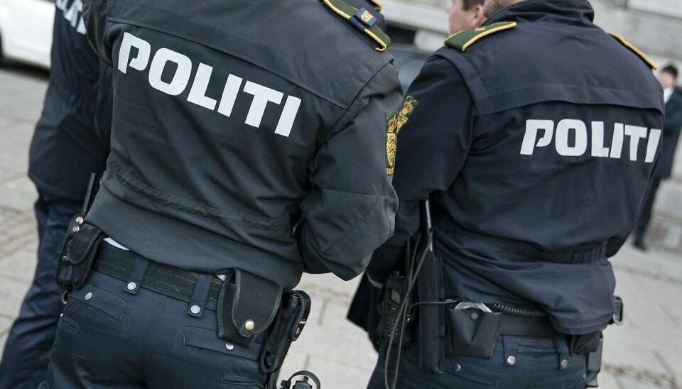 Anklagemyndigheden oplyser, at fire personer er blevet sigtet for at have overfaldet to betjente natten til søndag. Anklagemyndigheden oplyser, at fire personer er blevet sigtet for at have overfaldet to betjente natten til søndag.