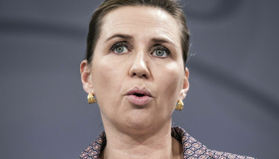 Statsminister Mette Frederiksens beklager lørdag på Facebook, at hun fredag glemte at bære mundbind, da hun var i en butik i indre København. Det blev filmet af en borger.