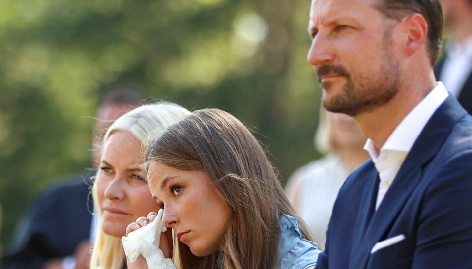 Prinsesse Ingrid Alexandra ses her mellem sine forældre, kronprins Haakon og kronprinsesse Mette-Marit.