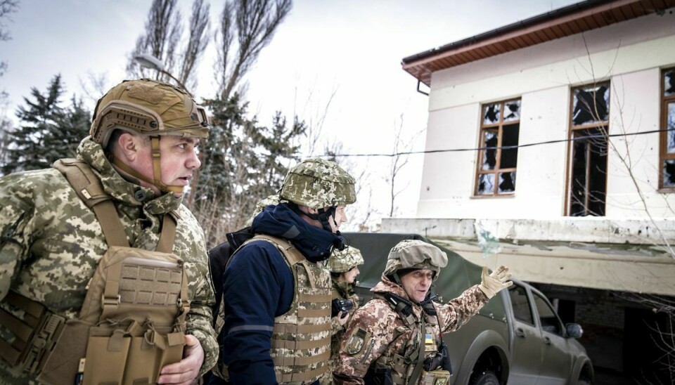 Udenrigsminister Jeppe Kofod (S) har søndag besøgt ukrainske tropper, der beskytter grænsen til Rusland.