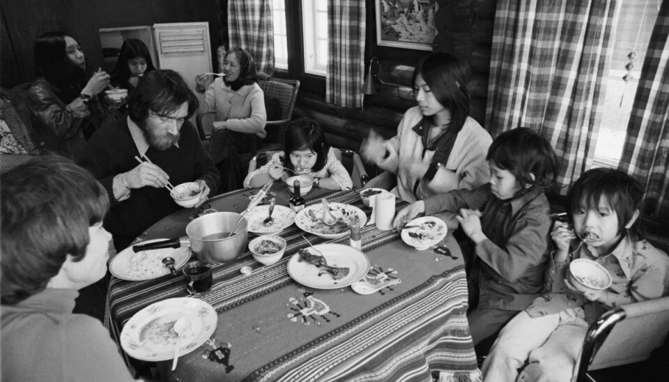 Journalisten Henning Becker ankom til Danmark med 204 sydvietnamesiske børn samme dag det amerikansk støttede styre i Saigon brød sammen. Journalisten Henning Becker ankom til Danmark med 204 sydvietnamesiske børn samme dag det amerikansk støttede styre i Saigon brød sammen.