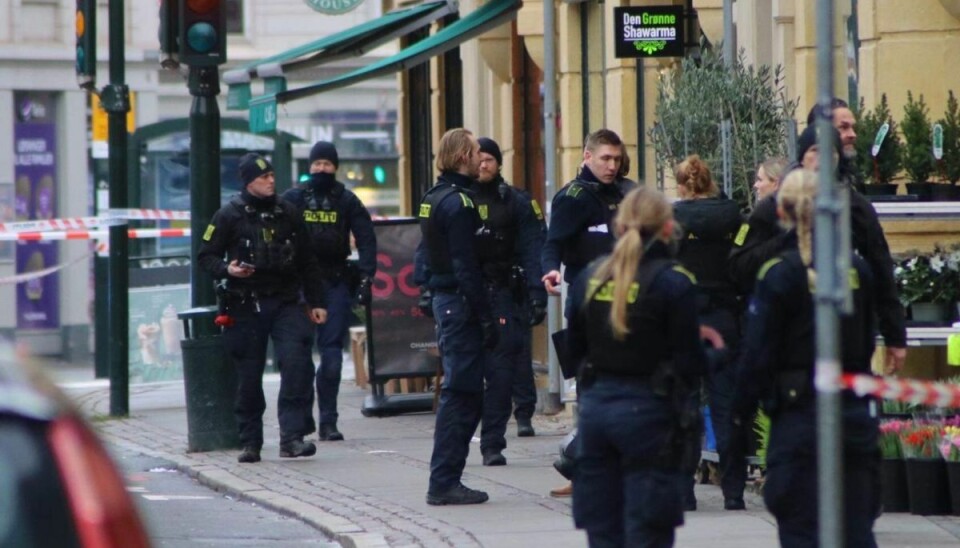 Politiet var massivt til stede i forbindelse med skyderiet i en bagel-butik. Politiet var massivt til stede i forbindelse med skyderiet i en bagel-butik.