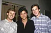 Bob Saget, yderst til højre, ses her sammen med skuespillerne David Coulier (til venstre) og John Stamos. De tre havde ledende roller i tv-serien 'Full House', der gik over de amerikanske tv-skærme i otte år frem til 1995. Bob Saget er søndag fundet død på et hotelværelse i Florida. Han blev 65 år. (Arkivfoto fra 1980'erne).
