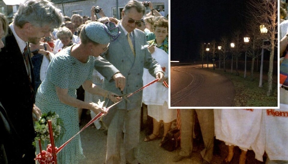 Det har vakt harme hos flere Fredensborg-borgere, at fire unikke støbejernslamper er blevet fjernet. Nu bliver regentparrets folkegave reetableret. Det har vakt harme hos flere Fredensborg-borgere, at fire unikke støbejernslamper er blevet fjernet. Nu bliver regentparrets folkegave reetableret.