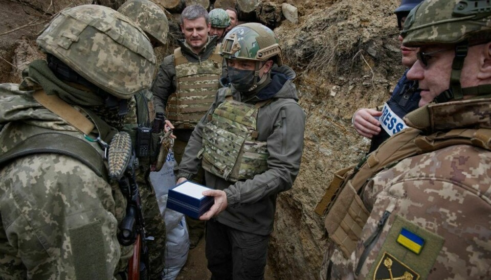 Ukraines præsident besøgte skyttegravene i den østlige del af landet tidligere i år. En ukrainsk soldat blev dræbt, da pro-russiske separatister i den østlige del af landet nytårsdag foretog tre angreb med granater og håndvåben inden for 24 timer.