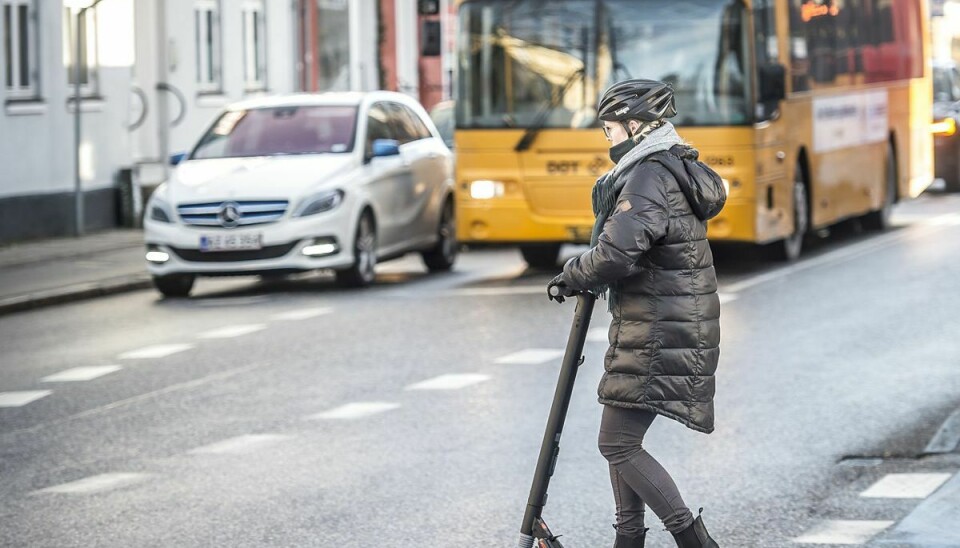 Fra 1. januar 2022 er det forbudt at køre på el-løbehjul uden hjelm.