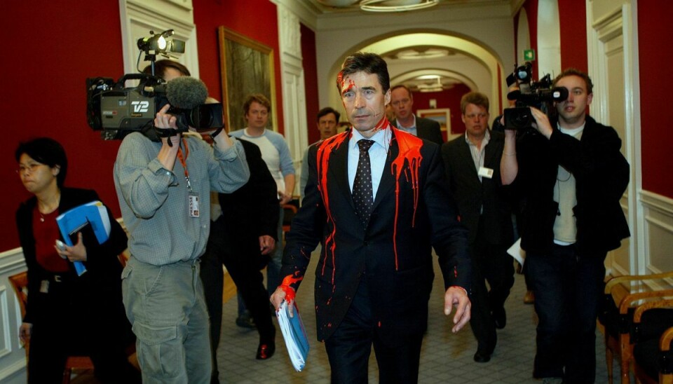 I 2003 overhældte to aktivister den tidligere statsminister Anders Fogh Rasmussen (V) med rød maling. Det blev gjort i protest mod Irak-krigen. (Arkivfoto).
