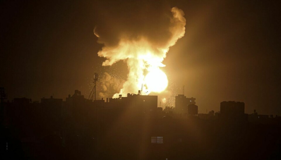 En ildkugle stiger til vejrs efter et israelsk luftangreb i det sydlige Gaza natten til søndag dansk tid.