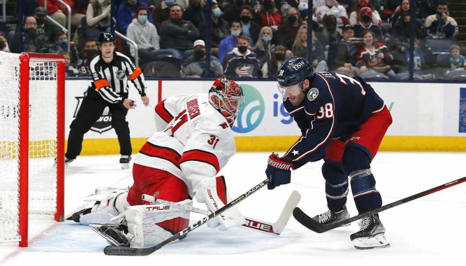 Frederik Andersen redder et forsøg fra Columbus Blue Jackets' Boone Jenner i lørdagens opgør. Frederik Andersen redder et forsøg fra Columbus Blue Jackets' Boone Jenner i lørdagens opgør.