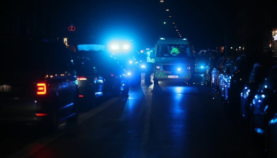 En mand er blevet kørt på hospitalet med en dyb flænge i lår-/balleregionen. En mand er blevet kørt på hospitalet med en dyb flænge i lår-/balleregionen.