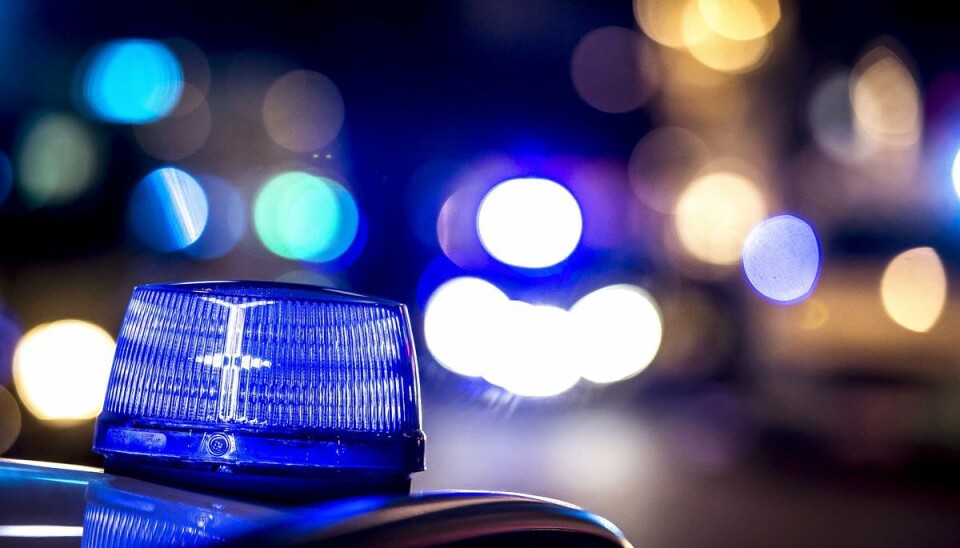Betjente hjalp en ung mand med at få sin gæld ud af verden. Betjente hjalp en ung mand med at få sin gæld ud af verden.