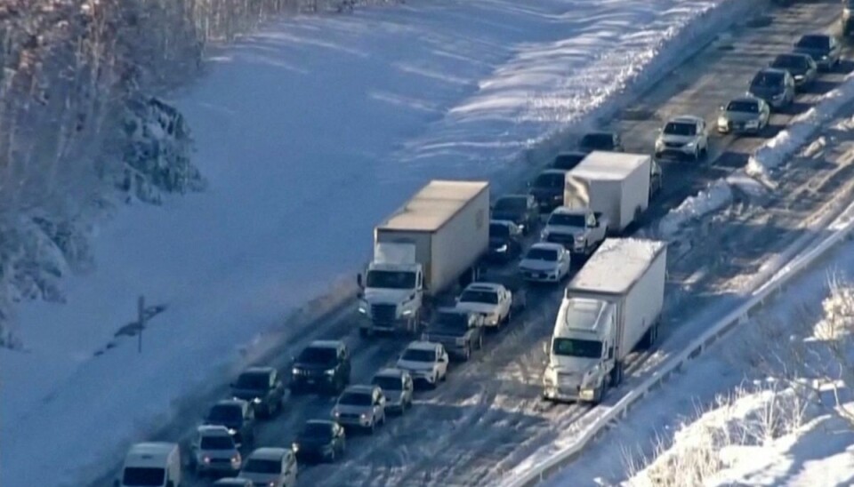 Adskillige biler strandede mandag og tirsdag på Interstate 95 i den amerikanske delstat Virginia, efter at en snestorm udløste flere trafikuheld. Adskillige biler strandede mandag og tirsdag på Interstate 95 i den amerikanske delstat Virginia, efter at en snestorm udløste flere trafikuheld.