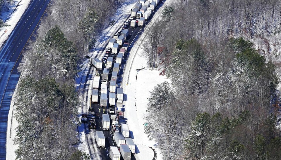 Visse steder i Virginia faldt der fra mandag til tirsdag op imod 35 centimeter sne. Visse steder i Virginia faldt der fra mandag til tirsdag op imod 35 centimeter sne.