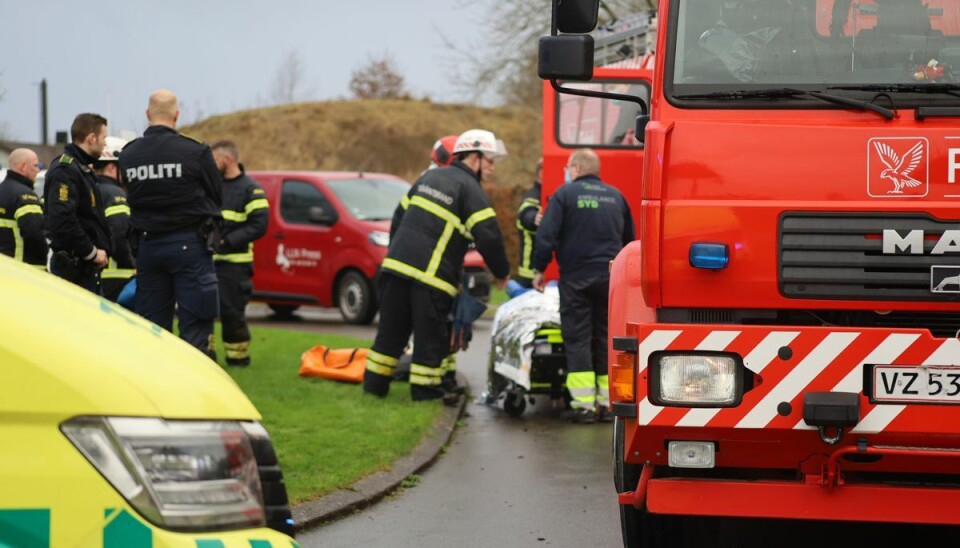 En dreng eller mand styrtede ned ad en skrænt og røg i vandet. En dreng eller mand styrtede ned ad en skrænt og røg i vandet.