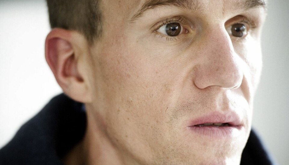 Det sendte et kollektivt chok gennem sportens verden, da nyheden om Chris Anker Sørensens tragiske død ramte. En cykeltur i Belgien, hvor han var udsendt for at dække et cykelløb, blev hans sidste. Han blev i sensommeren begravet af venner og familie. (Arkivfoto). Det sendte et kollektivt chok gennem sportens verden, da nyheden om Chris Anker Sørensens tragiske død ramte. En cykeltur i Belgien, hvor han var udsendt for at dække et cykelløb, blev hans sidste. Han blev i sensommeren begravet af venner og familie. (Arkivfoto).