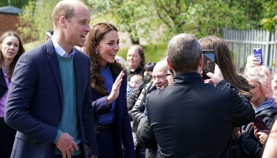 Prins William og hertuginde Kate blander sig med folkemængden på gaden i Glasgow. Prins William og hertuginde Kate blander sig med folkemængden på gaden i Glasgow.