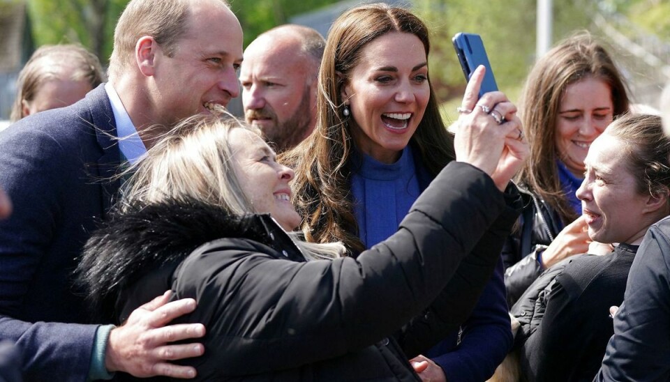 Her er det så det famøse foto, af en fan, der får lov til at tage en selfie sammen med det royale par. Her er det så det famøse foto, af en fan, der får lov til at tage en selfie sammen med det royale par.