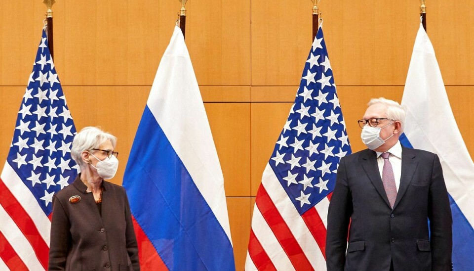 USA's viceudenrigsminister, Wendy Sherman (til venstre), mødtes mandag i denne uge med den russiske viceudenrigsminister, Sergej Rjabkov (til højre), for at diskutere situationen ved Ukraines grænse.
