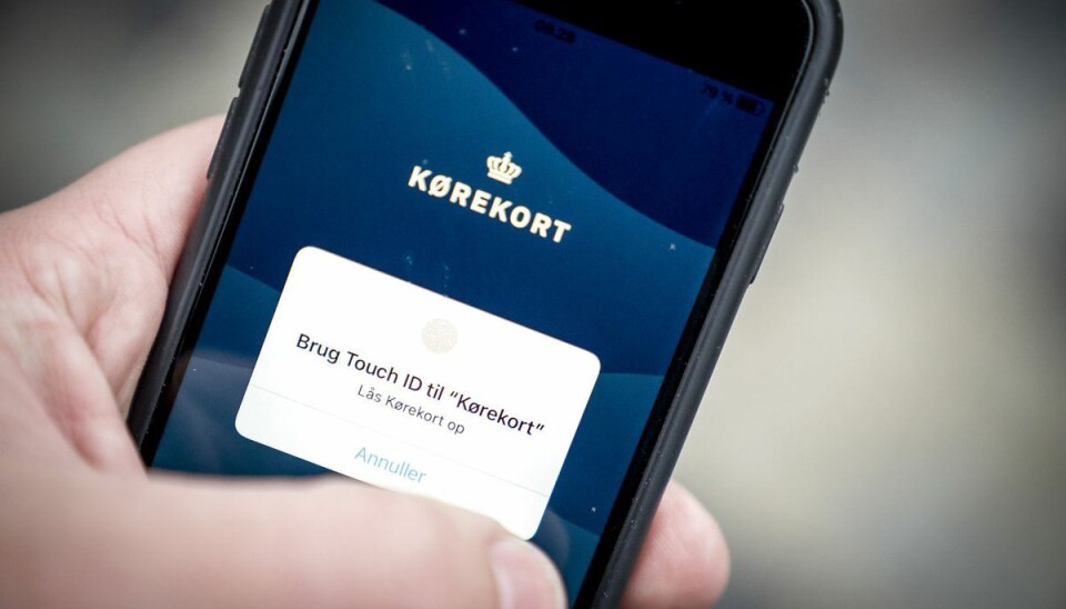 Manden har nu 18 klip i kørekortet. De seksten skyldes, at han taler i mobiltelefon.