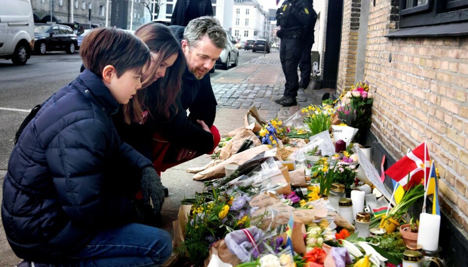 Kronpris Frederik og hans to yngste børn Vincent og Josephine lægger blomster ved den ukrainske ambassade i København på vej til skole fredag morgen. Kronpris Frederik og hans to yngste børn Vincent og Josephine lægger blomster ved den ukrainske ambassade i København på vej til skole fredag morgen.