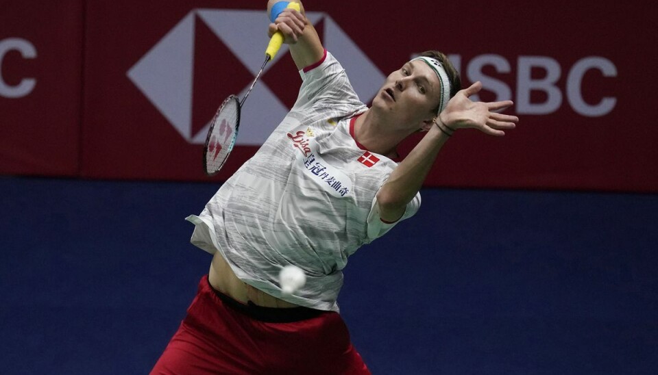 Den danske badmintonspiller Victor Axelsen trækker sig på grund af en skade. Den danske badmintonspiller Victor Axelsen trækker sig på grund af en skade.