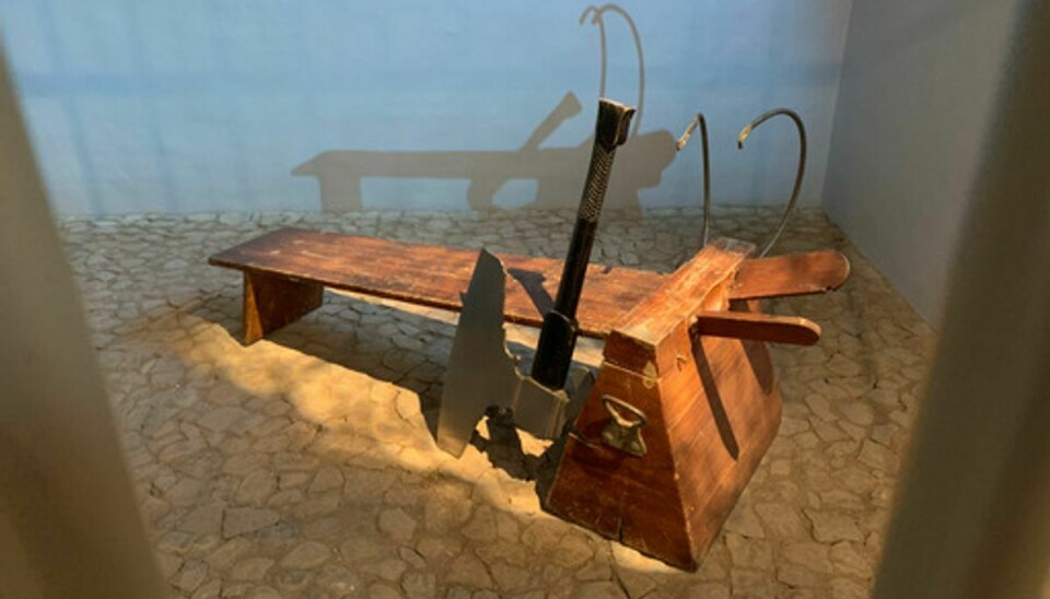 Skafottet og øksen, som Jens Nielsen blev henrettet med. Opstillingen kan ses i Fængselsmuseet i Horsens.