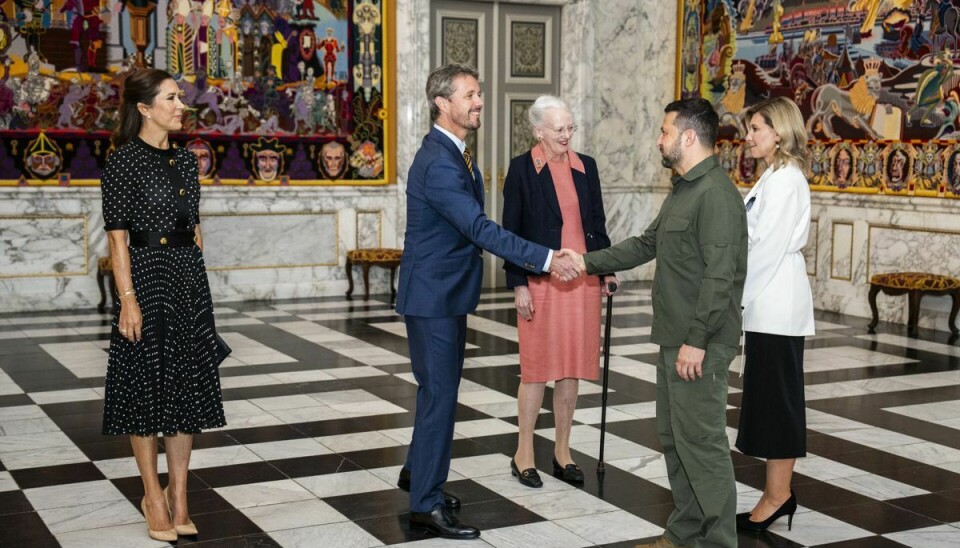 Kronprins Frederik hilser på den ukrainske præsident